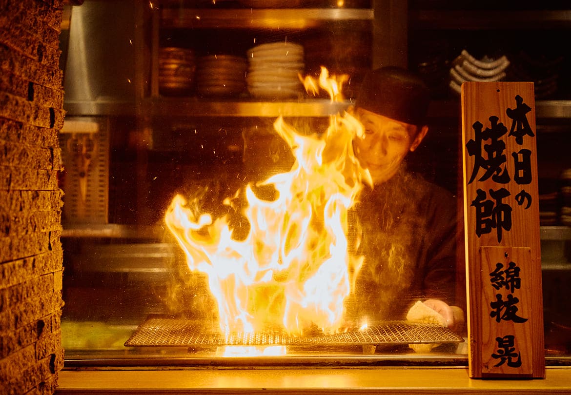 一気に火を上げて燻しながら焼き上げる職人技