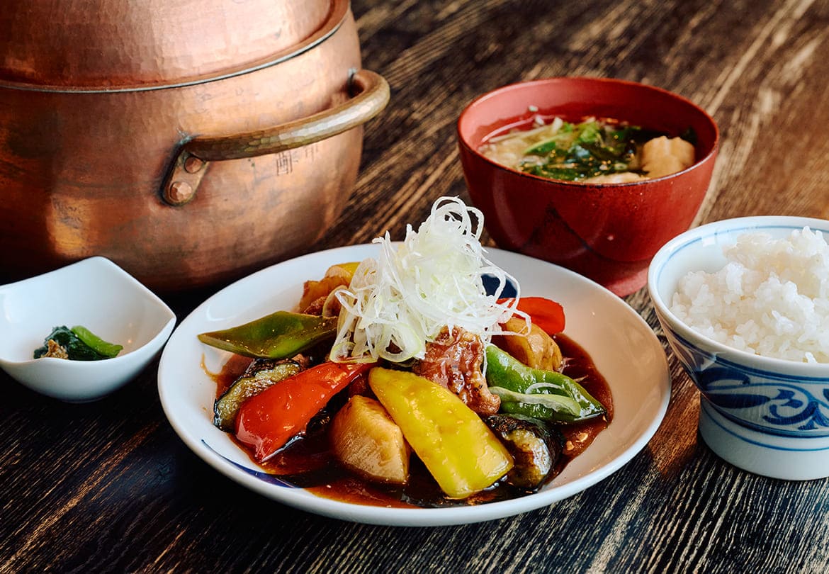 「彩り野菜と信州産豚肉の黒酢炒め」1,980円