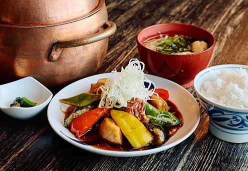 「彩り野菜と信州産豚肉の黒酢炒め」