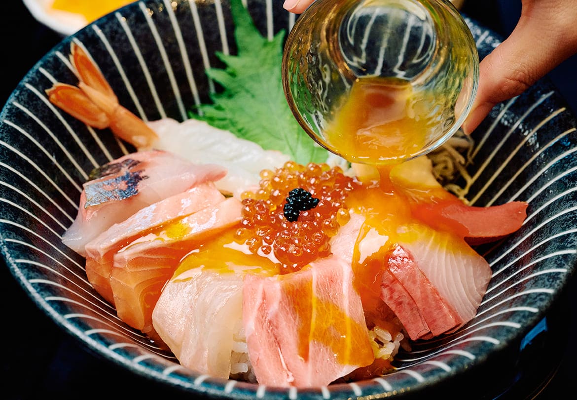 別添えの黄身にお醤油を垂らしてトロリ味変