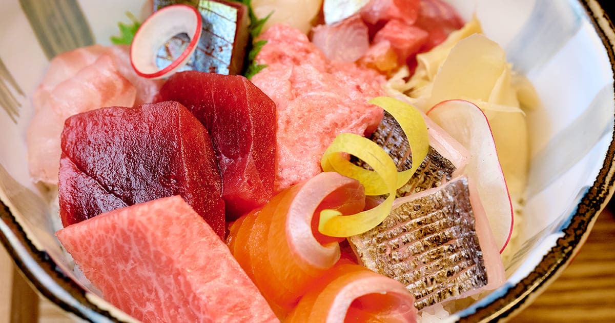 リッチな海の幸をお手頃に。宝石みたいな海鮮丼ランチ