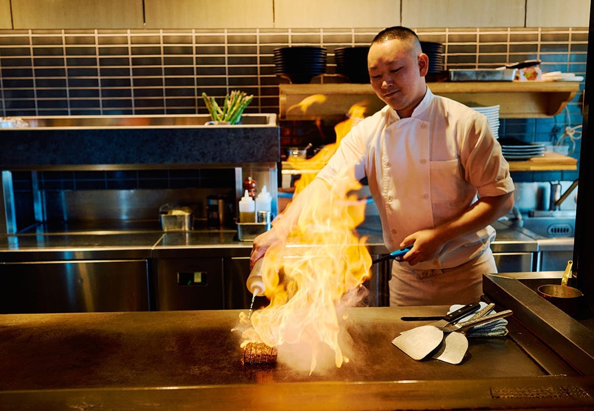 ステーキは鉄板でシェフが焼いてくれる