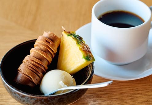 セットになっているデザートとコーヒー