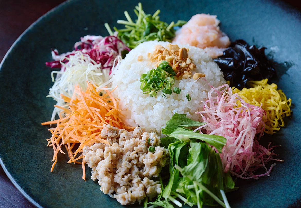 具材はベジタリアン対応も可能。鶏ひき肉や野菜、錦糸卵が華やか