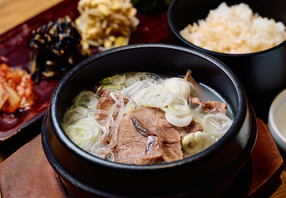 牛骨や牛スネ肉を10時間以上煮込んだスープ