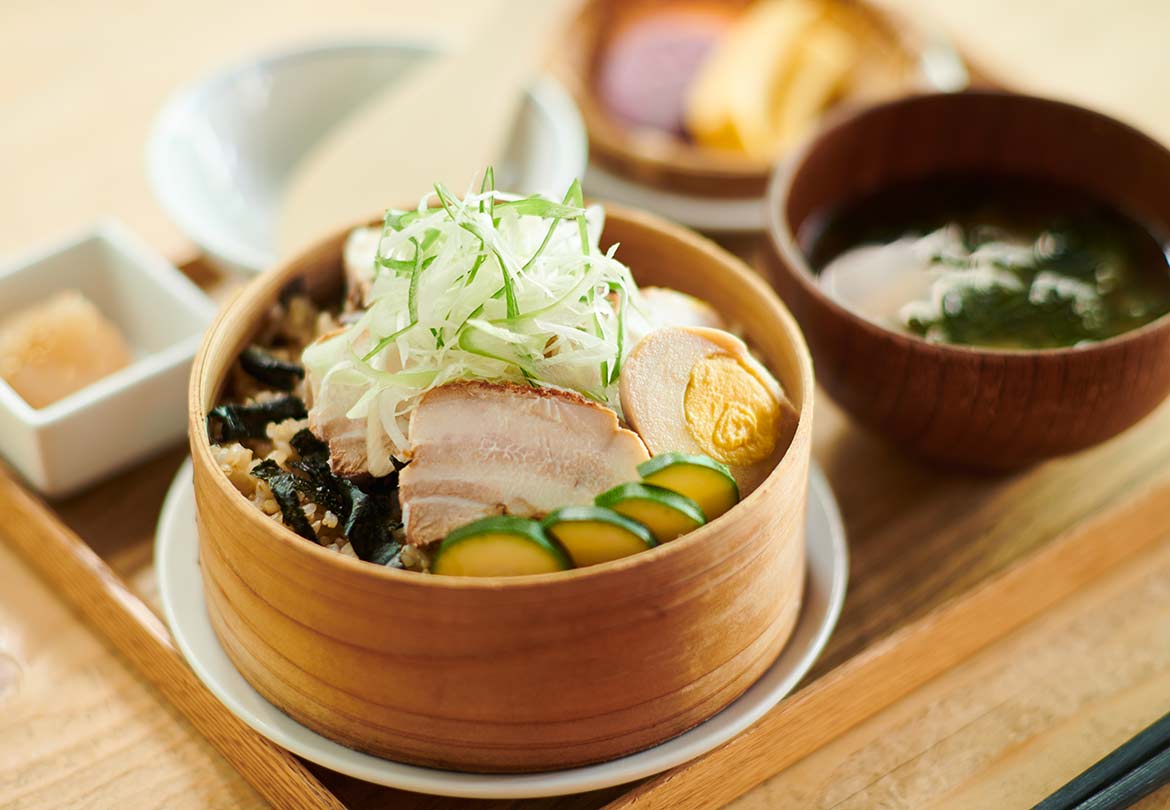 付け合わせには蒸し野菜と味噌汁、たま蒟蒻が