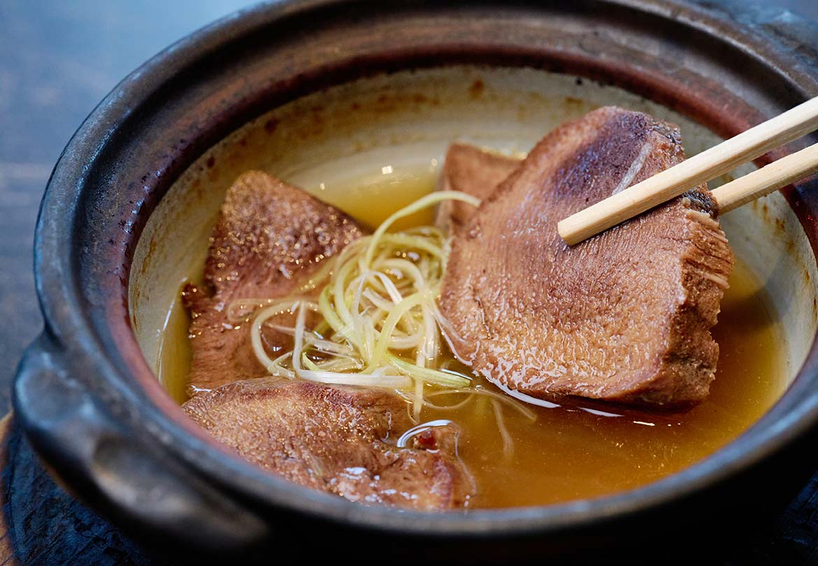「やわらかゆで牛たん」は箸でも切れるくらいのやわらかさが自慢