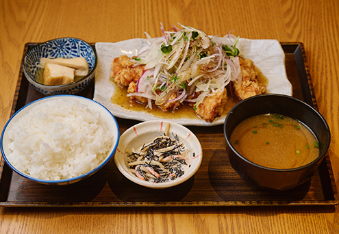 月替わりメニュー（8月取材時のもの：-チキン竜田揚げ-玉ねぎ黒胡椒ダレ-）