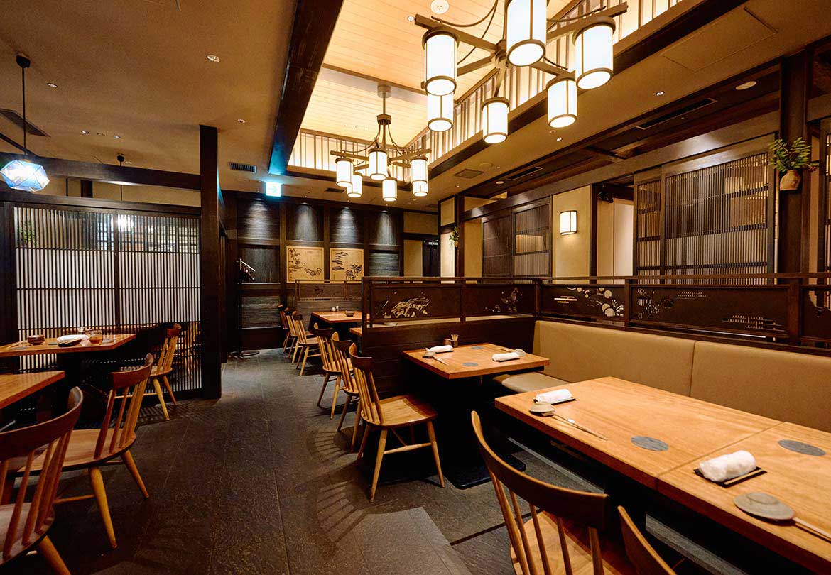 奥には個室があるので会食にも