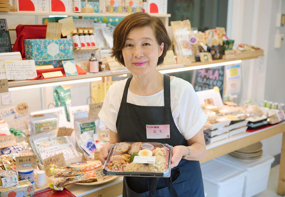 スタッフの佐生さんの温かい笑顔に癒される人も多い
