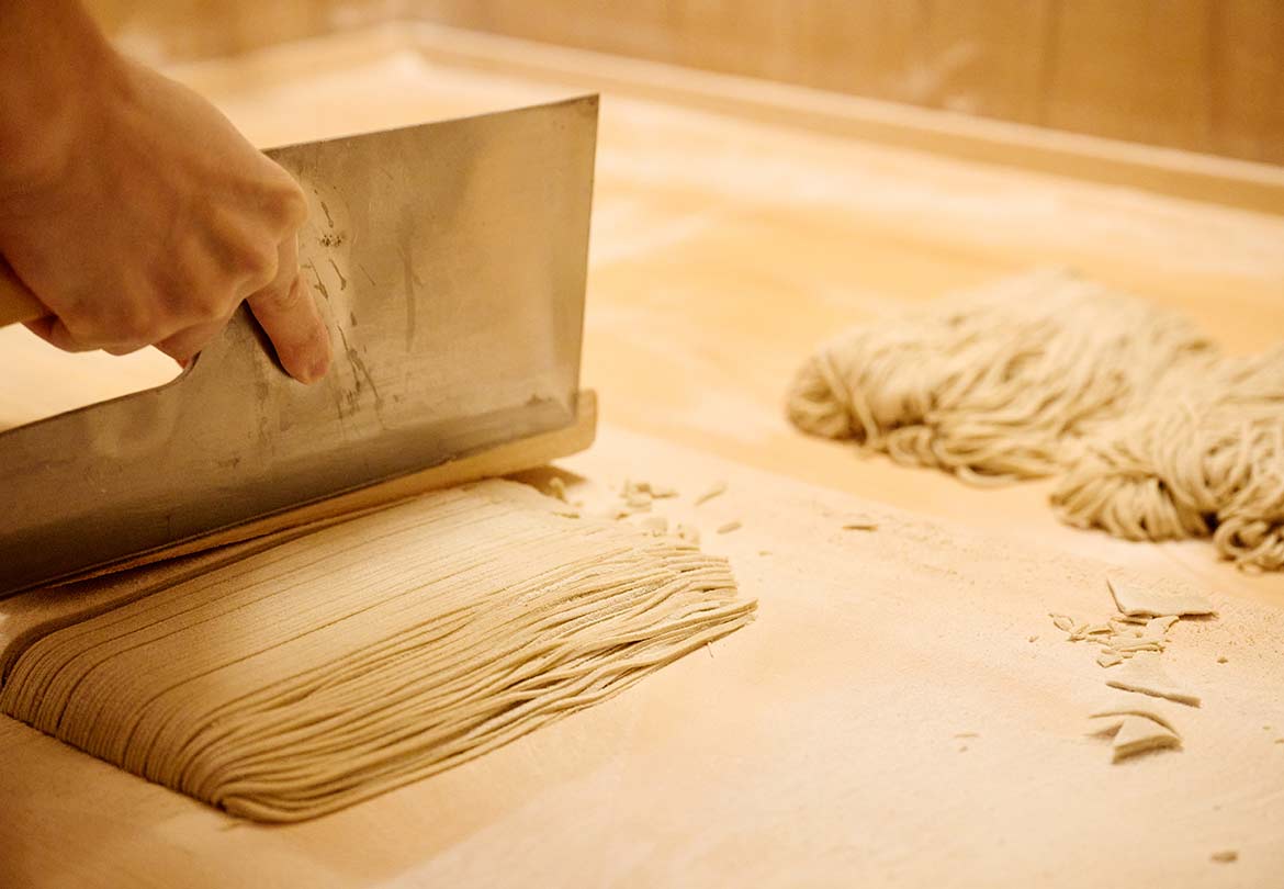 毎朝職人が手打ちで蕎麦を作る