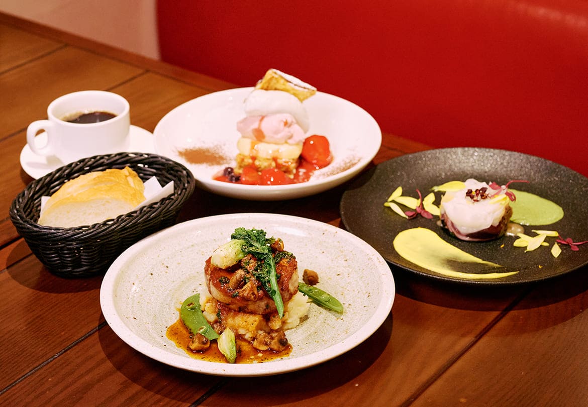 ランチコースは、前菜、メイン、デザート、飲み物の4品で3,800円