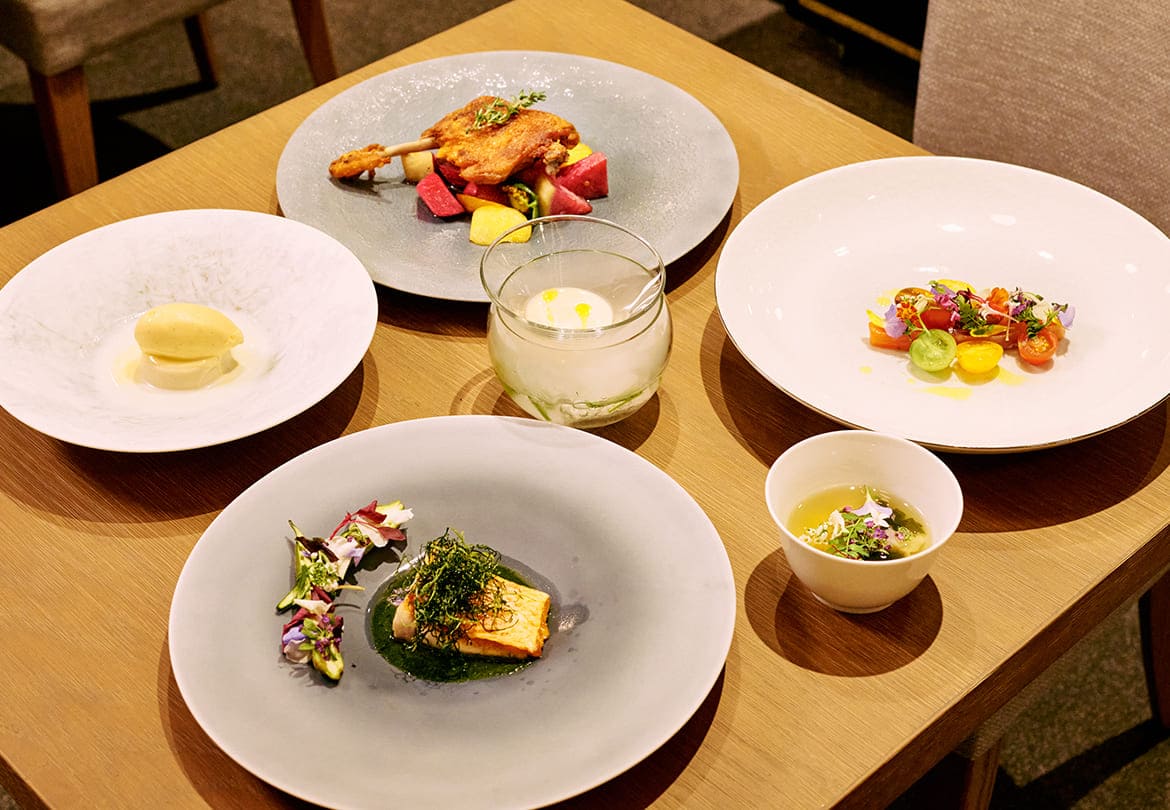 ランチコース6,600円（別途サービス料10％）。アミューズ2品、前菜、魚、肉、デザート、飲み物の6品