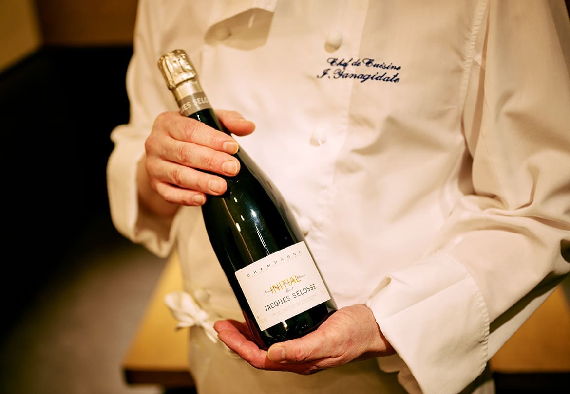 飲み物はぜひシャンパーニュを。ボトルでは入手困難な「JAQUES SELOSSE」も