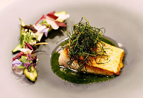 魚料理：鯛。おかひじきのフリット、大葉のピュレ