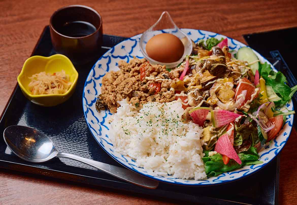 大ボリュームの「グリルきのこのサラダガパオライス」