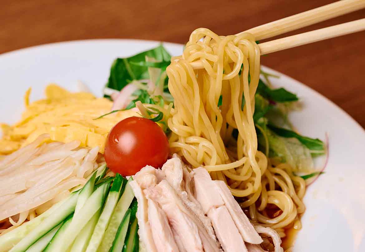 麺はキンキンに冷やしたツルッツルのたまご麺
