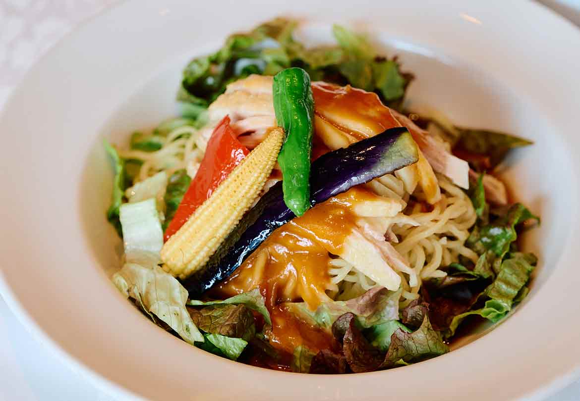 ニ種のタレを使った香り高い「棒々鶏冷麺」