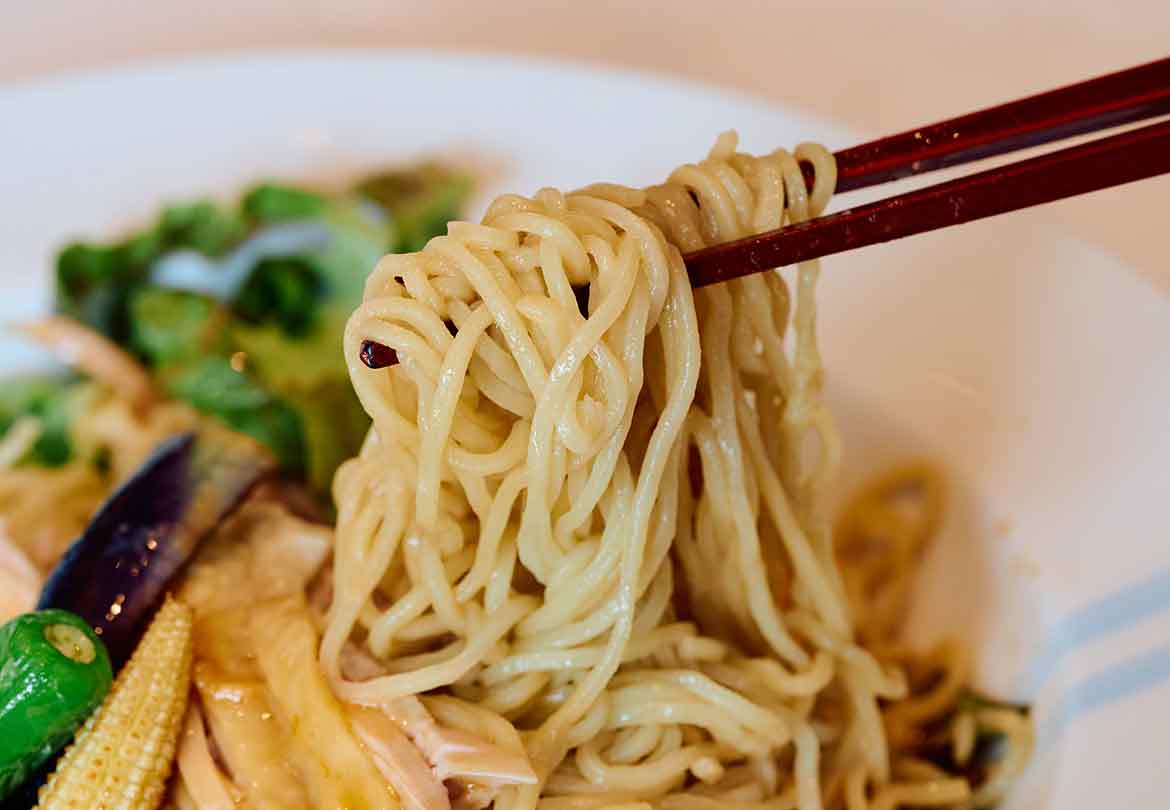 麺は細めでほんのりちぢれた上品なたまご麺　