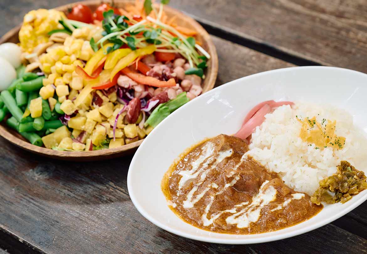 クラフトビールで煮込んだ豚肉のカレーも、セットでたのしめる