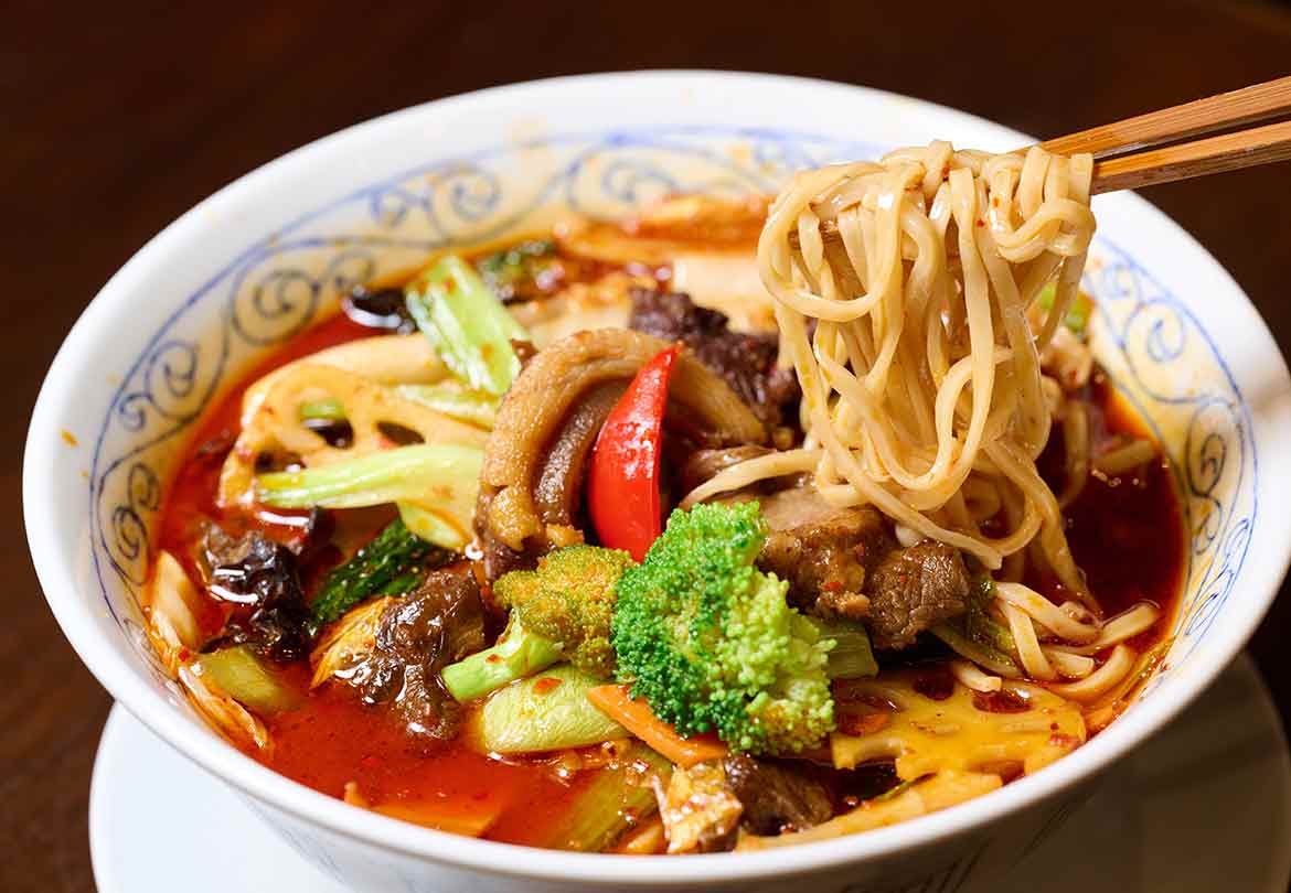 辛いもの好きには堪らない！牛スジが入ったマーラー麺