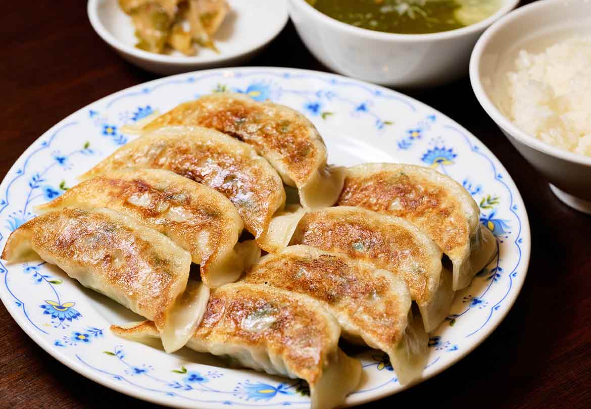 人気No.1。黒酢でいただく「大きなフィーフィー餃子」