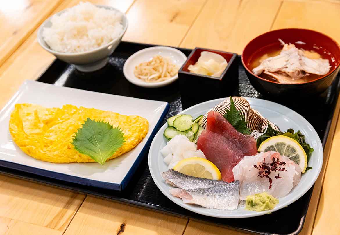 「オカモ倶楽部」の定食といえば、お刺身に出汁巻き卵とあら汁