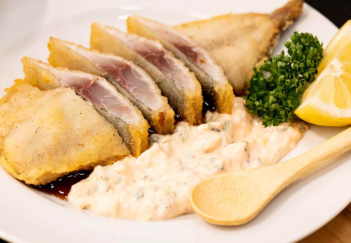 常連人気メニューは名物の「生アジレアフライ」