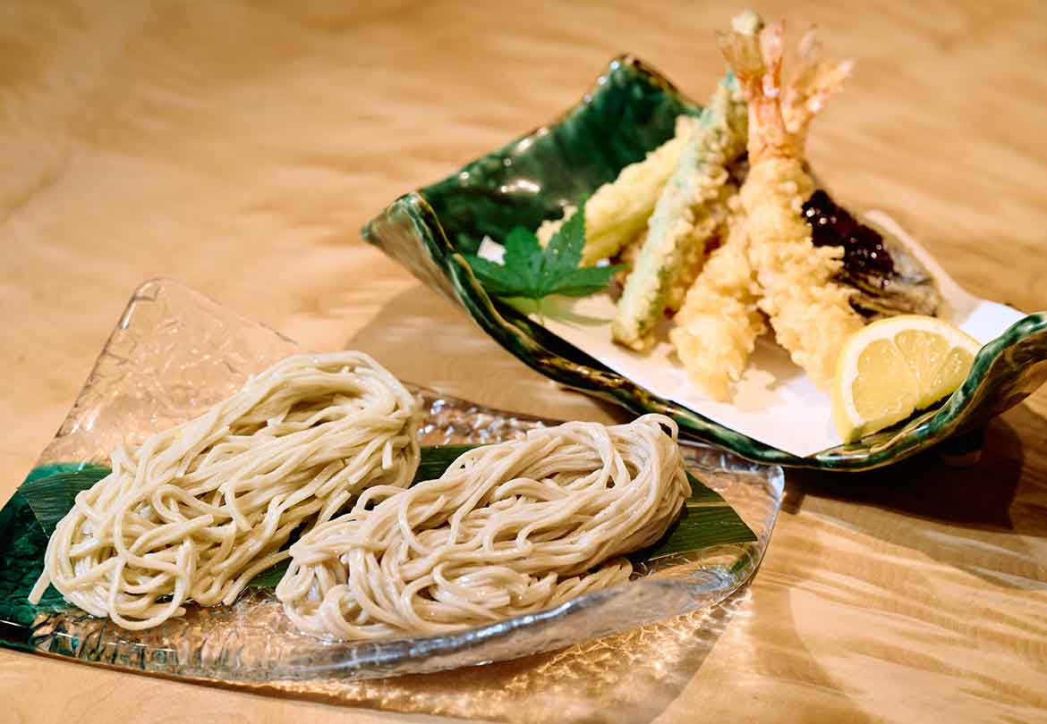 常連も太鼓判を押す季節メニュー！08月は「合盛り蕎麦天せいろ」