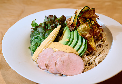 「豚ヒレ肉と夏野菜蕎麦」