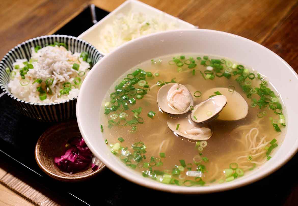 「はまぐりラーメン」にはしらす丼がつくのもうれしい