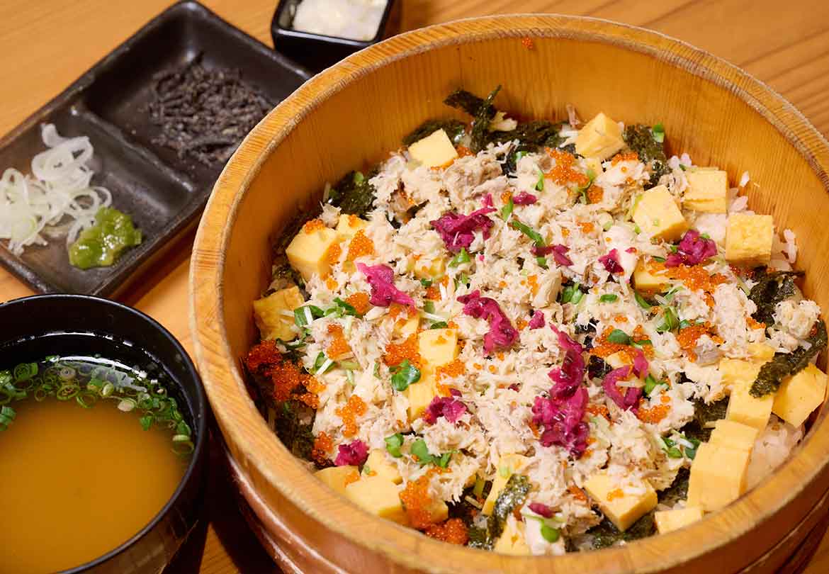 こちらも1日限定20食の「桶盛り海鮮がいな丼」