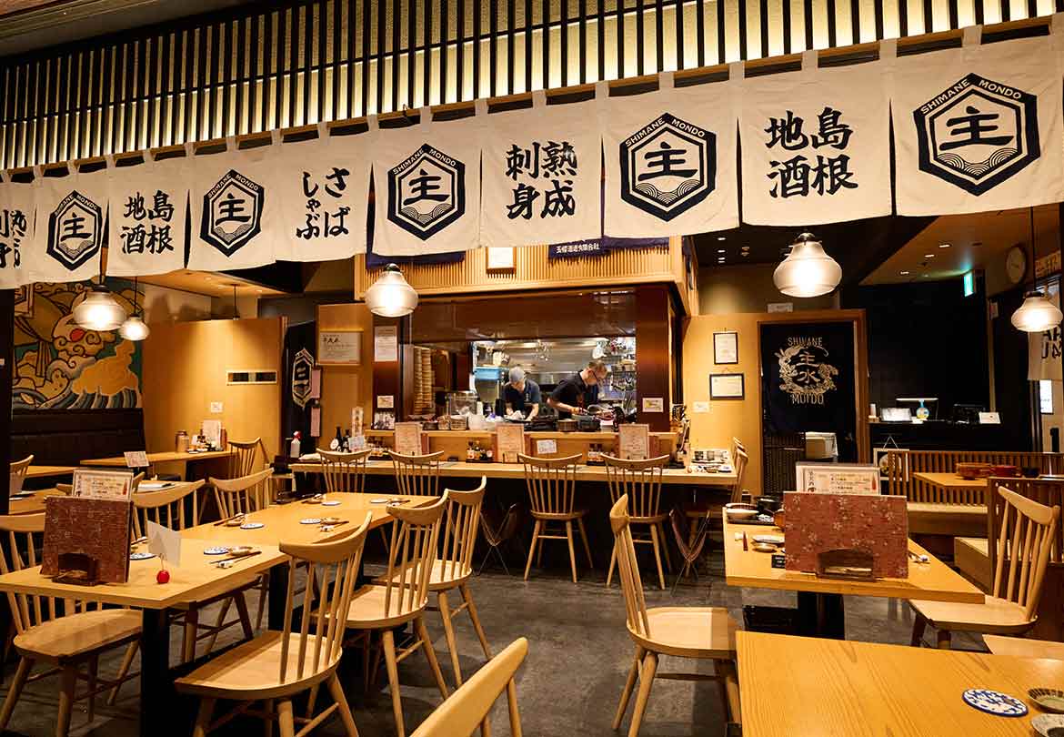 広々と抜け感のある店内は海の幸をたのしむのにぴったり