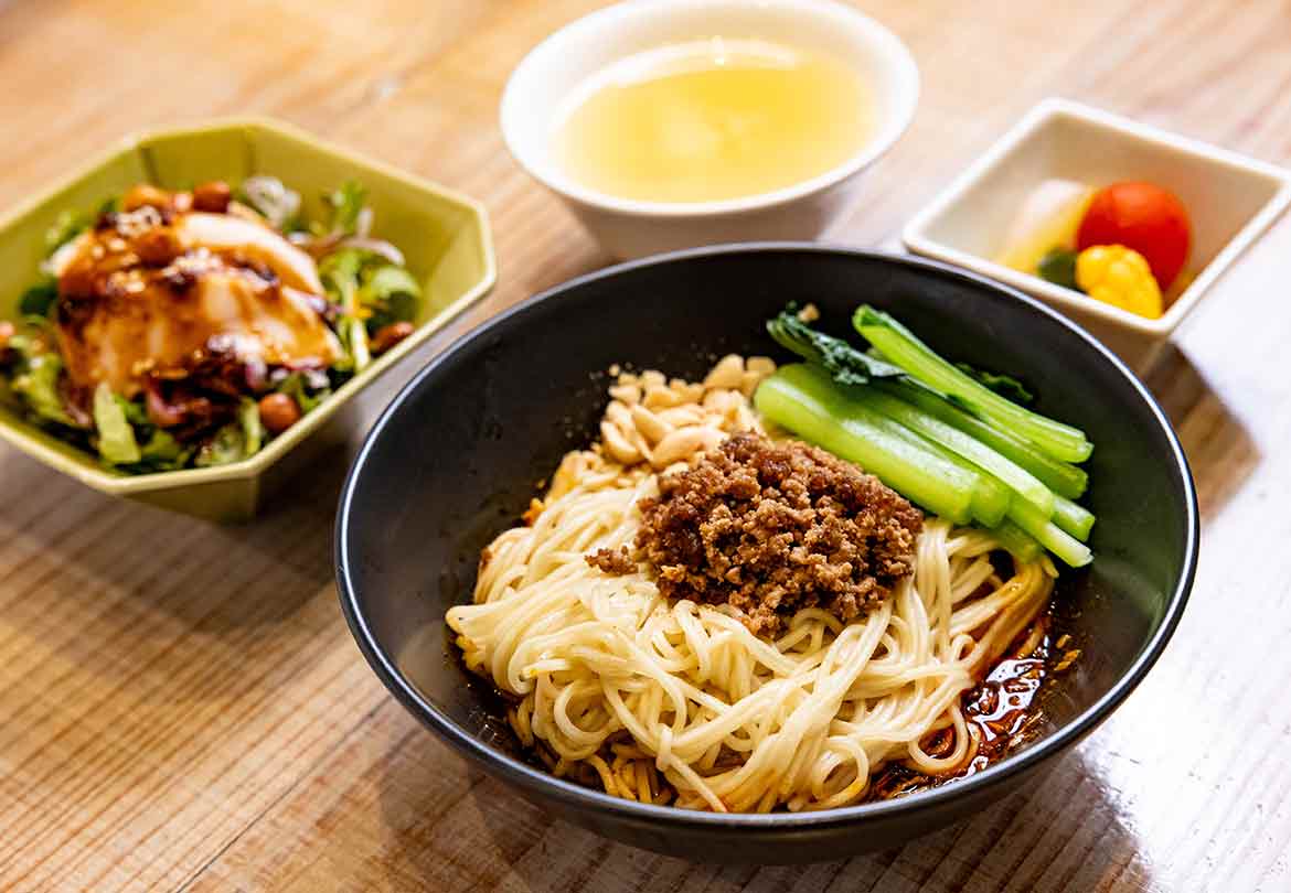 スープと小鉢も付く「よだれ鶏サラダ+汁なし担々麺」1,500円