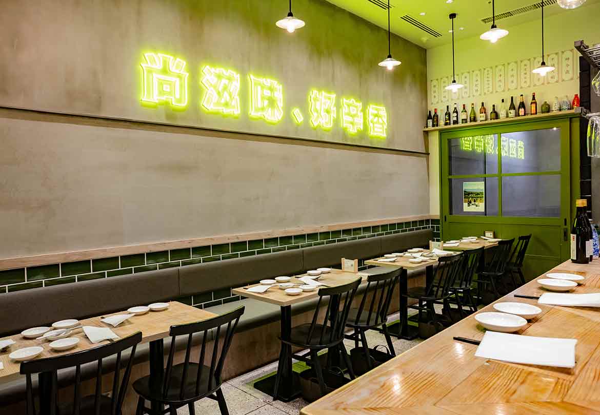 店外からも目を引く、ネオン風のあしらい