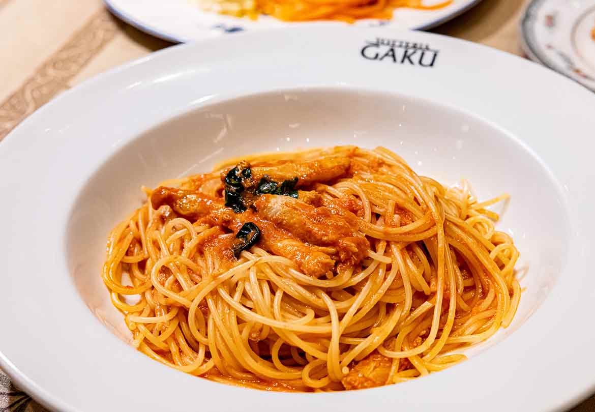 カニの旨味を凝縮した「ズワイガニのトマトクリームパスタ」