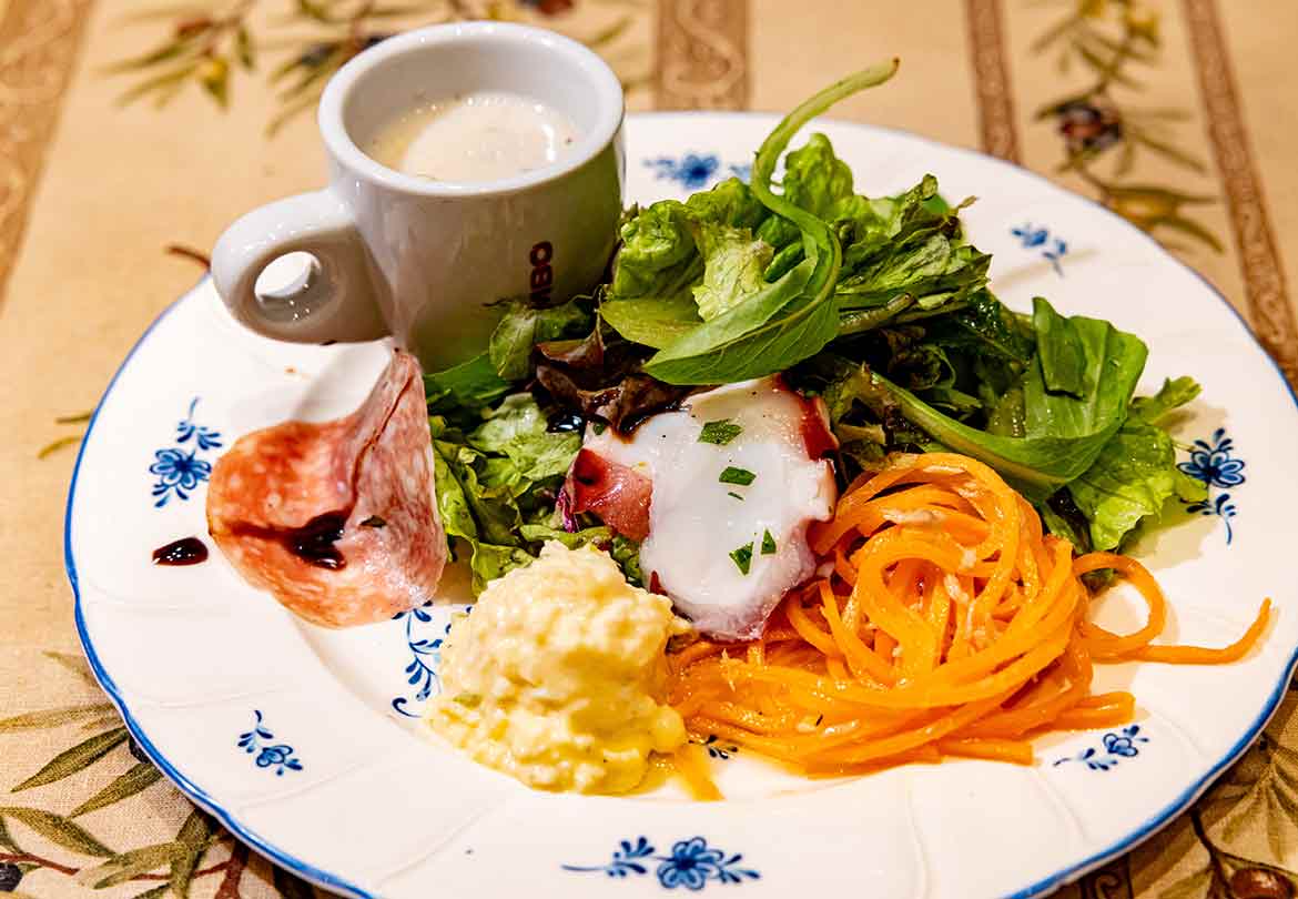 前菜の内容は仕入れによって多彩に変化