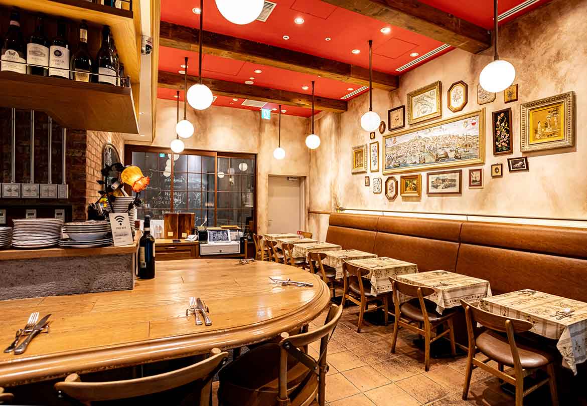 厨房が見えるカウンター席とテーブル席を用意