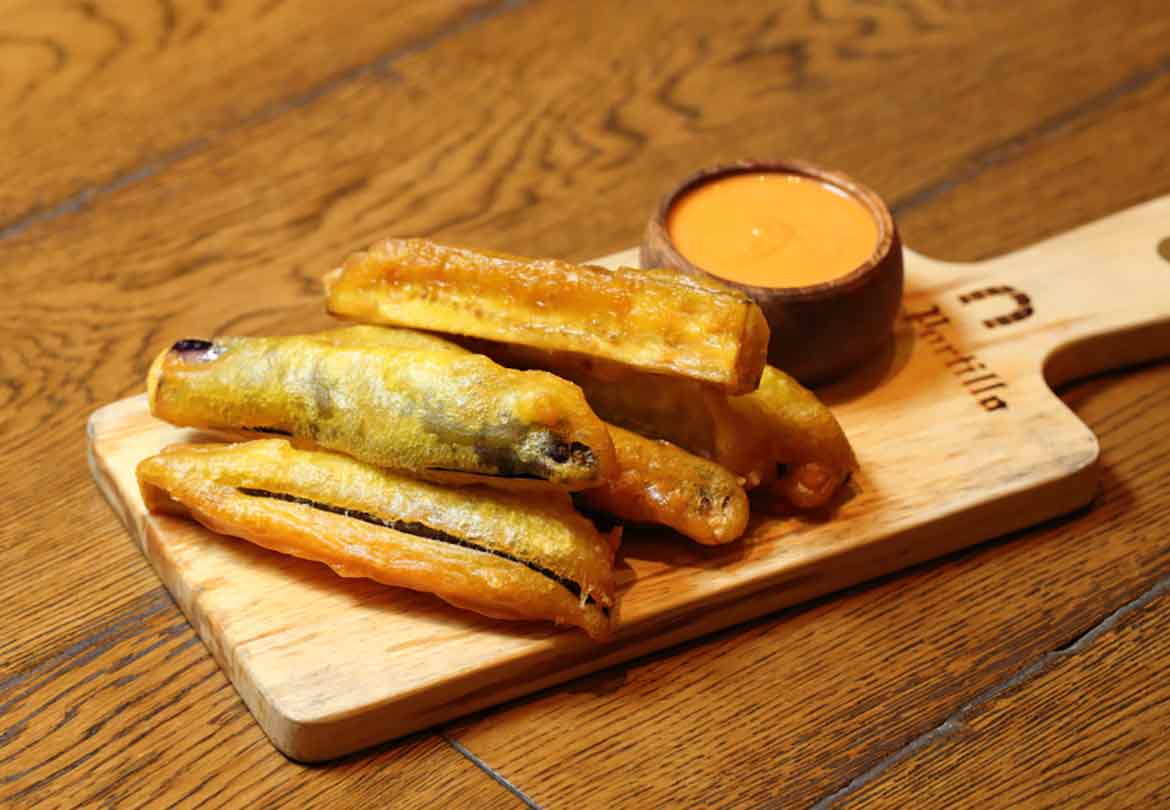 ナスのフリートはクリーミーなトマトスープ「サルモレホ」にディップ