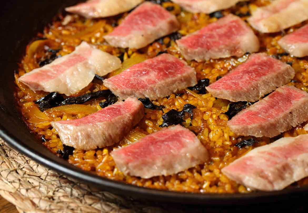 脂身もさっぱりと食べられる希少部位「セクレト」が乗ったパエリア