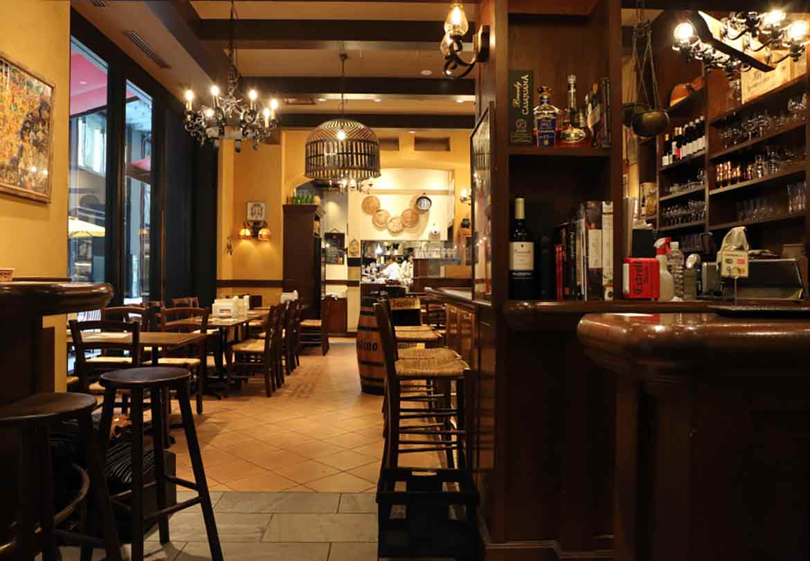 現地スペインのバルのような雰囲気が漂う店内