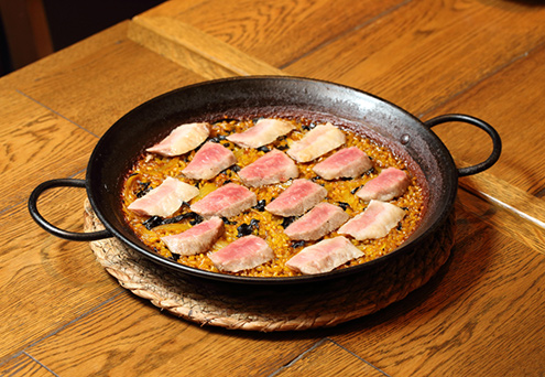 「イベリコ豚希少部位“セクレト”とトランペット茸のパエリア」