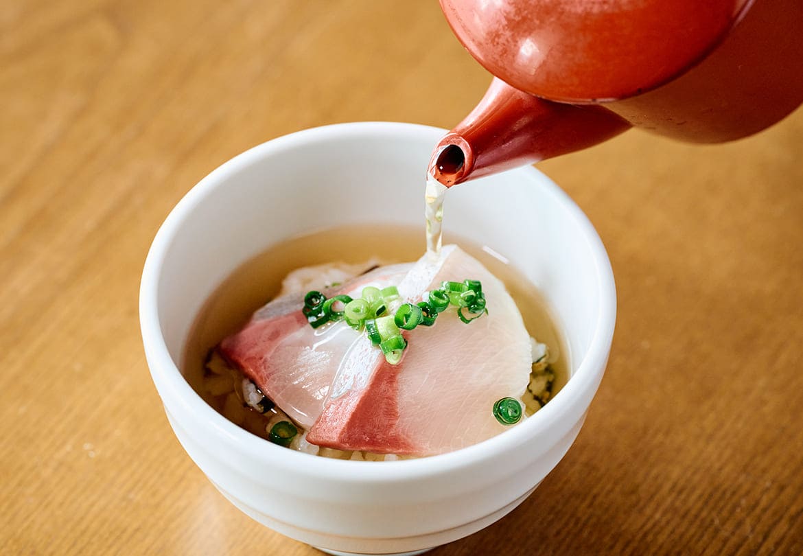 丼は「どん薩摩の黄金だし」+220円でお茶漬けにしても