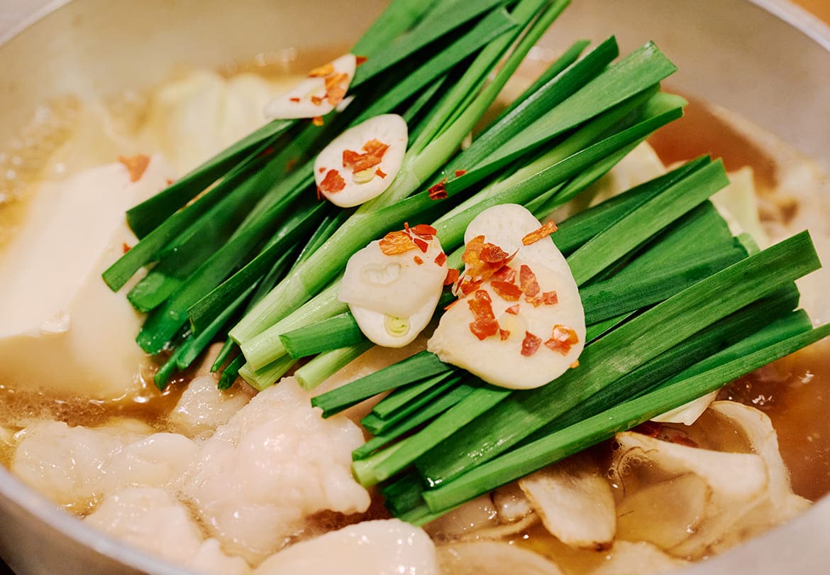 「もつ鍋膳」2,200円。もつ鍋に副菜と、ご飯・明太子・高菜・うまだしがおかわり自由