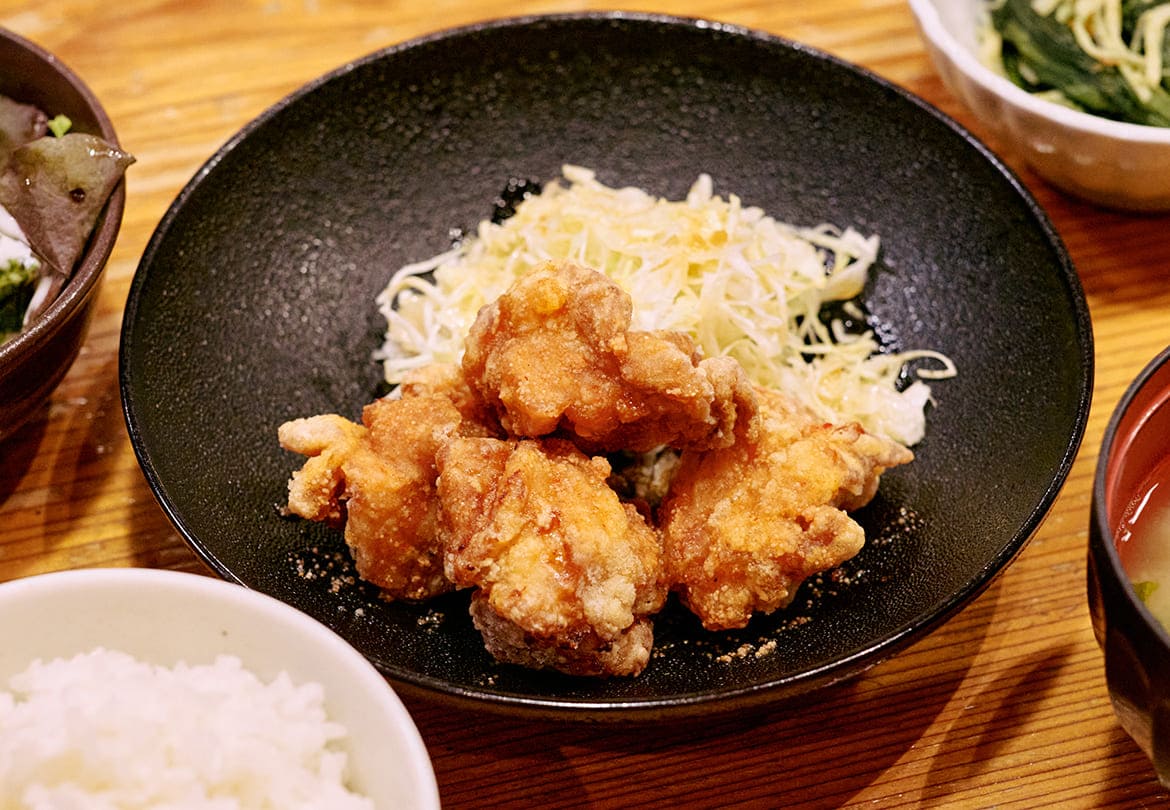 明太ソースを絡めたピリ辛唐揚げ「鶏の唐揚げめんたい風味定食」1,400円