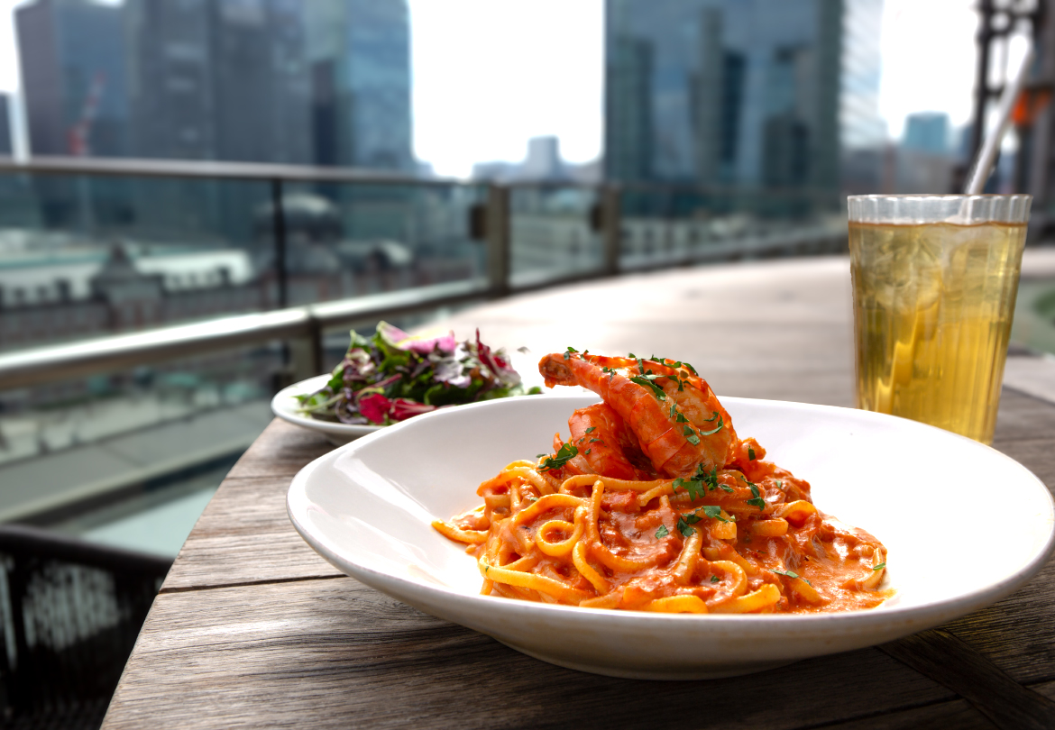 平日限定のパスタランチはサラダ付き。プラス220円でドリンクも付けられる