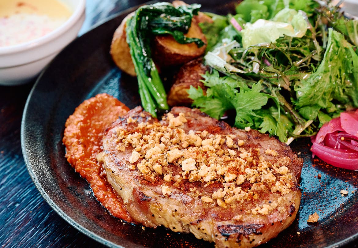 もっちり食感のもち豚にパプリカパウダーが効いたソースが合う