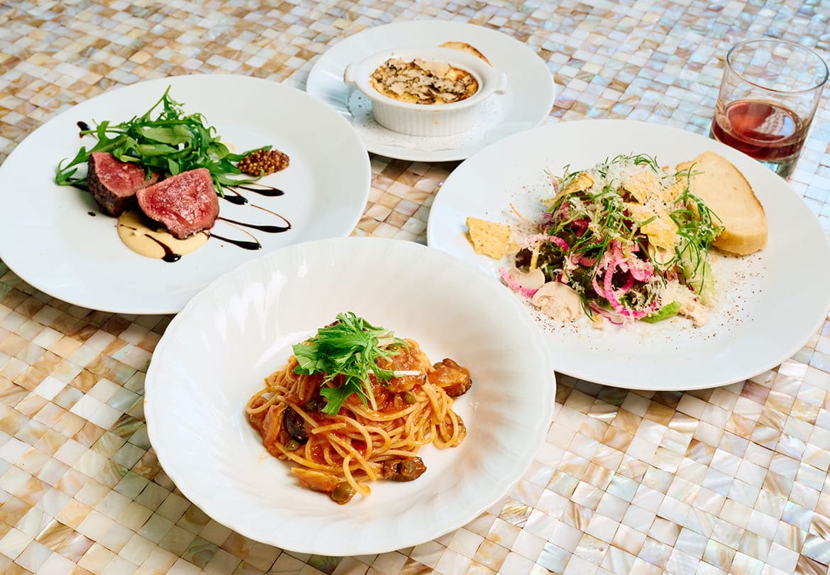 パスタは3種もしくはカレーから、メインは肉か魚から選べます
