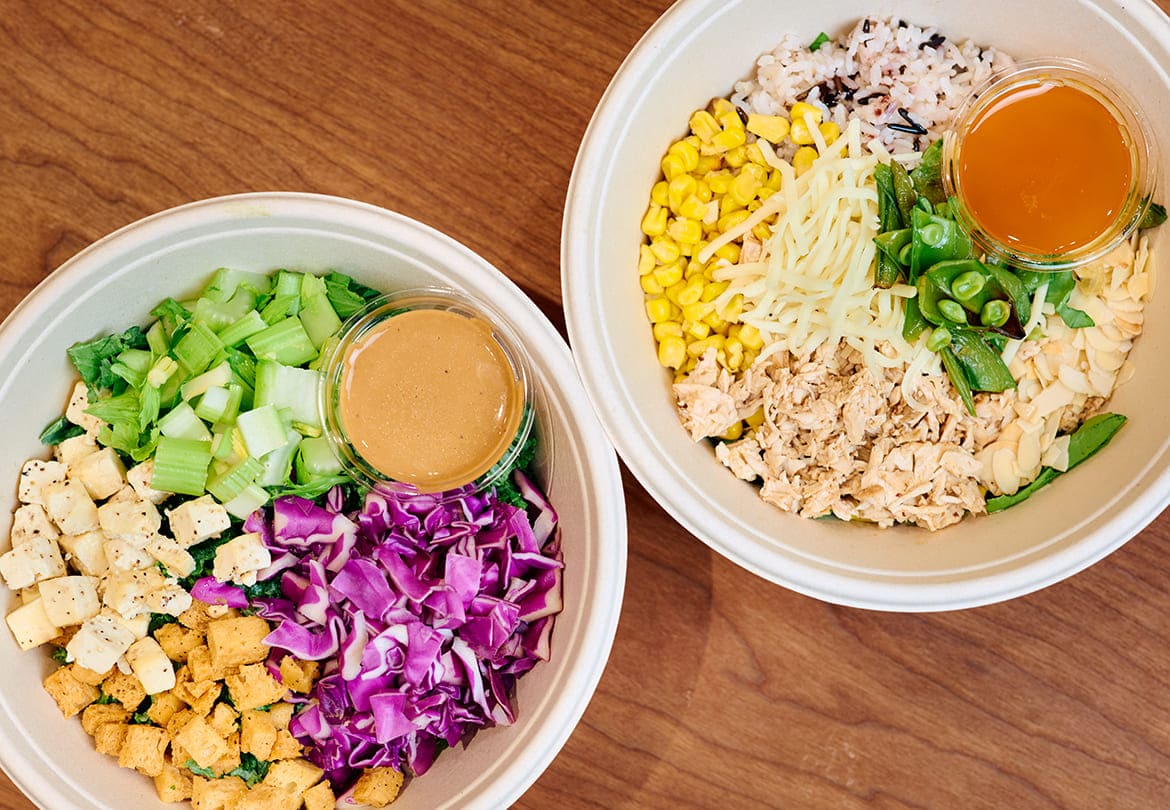 左：「CUSTOM SALAD（組み合わせ詳細は本文）」1,245円／右：「FARM BOWL（ファームボウル）」1,545円