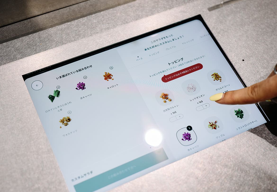 店頭のタッチパネルでオーダー。ランチ時は専用アプリからの注文も便利